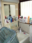 洗面化粧台の扉がボロボロ…
ワンちゃんの仕業です